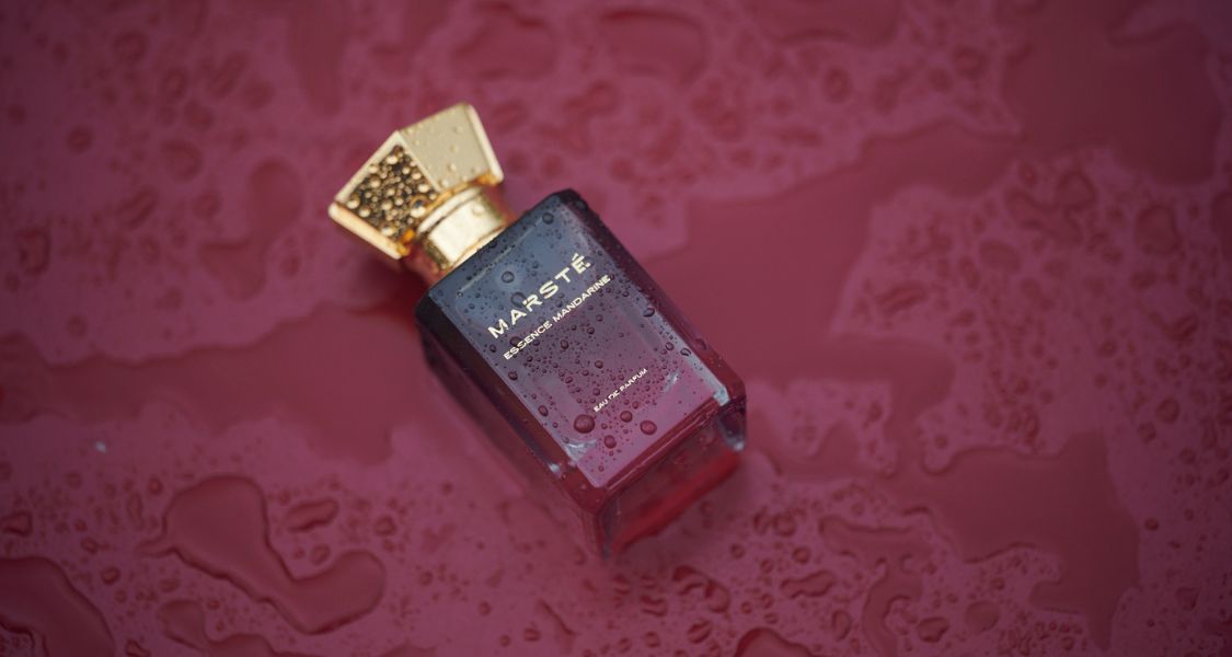 essence mandarine fine fragrance on red background
